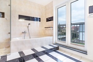 Dusche, Haartrockner, Handtücher