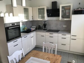 Een koelkast, een oven, een kookplaat, een vaatwasser