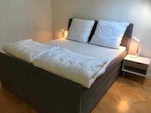 Een strijkplank/strijkijzer, wifi, beddengoed