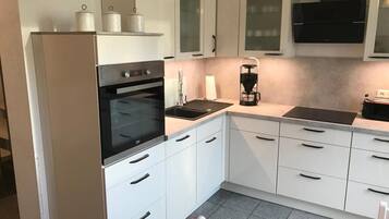 Jääkaappi, uuni, liesi, astianpesukone