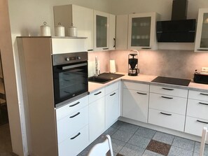 Een koelkast, een oven, een kookplaat, een vaatwasser