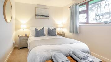 Iron/ironing board, travel cot, free WiFi, bed sheets