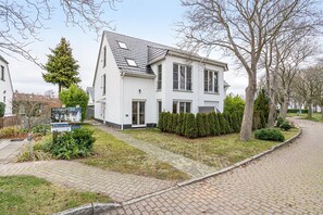 Exterior - Apartment 'Haus Annelie Fewo 2' with Private Terrace, Shared Garden and Wi-Fi (Dranske)