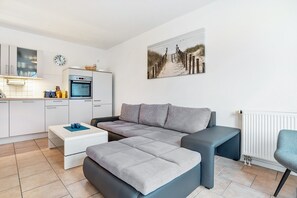 TV - Apartment 'Haus Annelie Fewo 2' with Private Terrace, Shared Garden and Wi-Fi (Dranske)