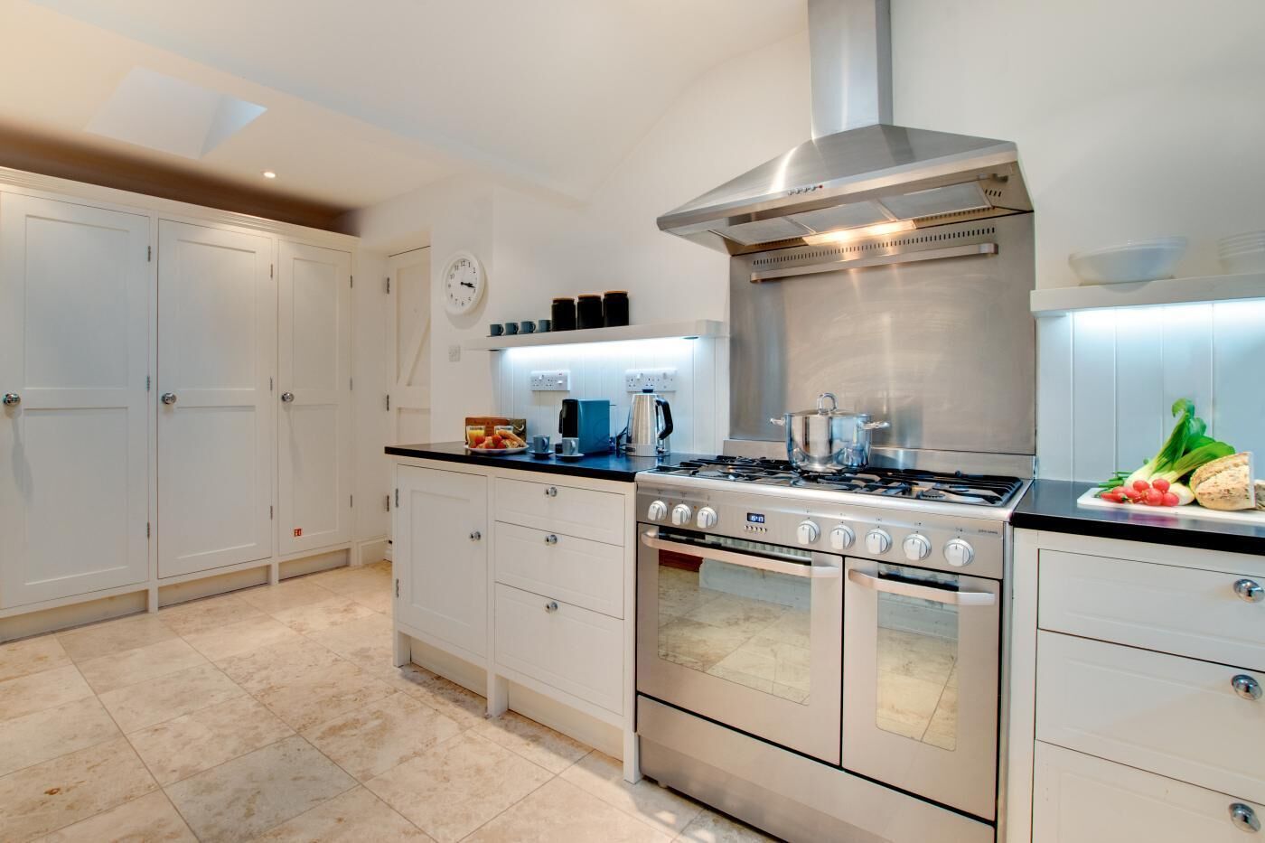 Micro-ondes, four, lave-vaisselle, chaise haute