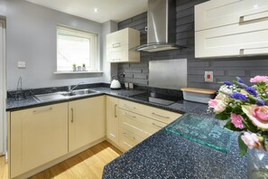Microwave, oven, dishwasher, cookware/dishes/utensils - 3 Bed in Abersoch (oc-sealav) (Abersoch)
