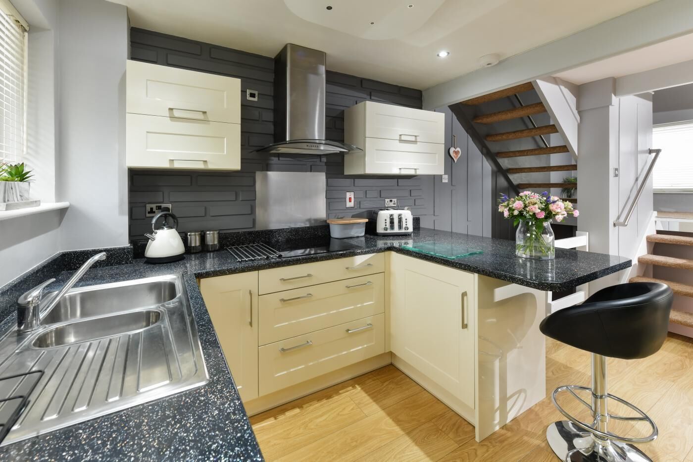 Micro-ondas, fogão, lava-louças, talheres/pratos/utensílios de cozinha