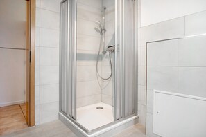Shower, free toiletries, hair dryer, towels - Apartment 'Haus Annelie Fewo 01' with Private Terrace, Shared Garden and Wi-Fi (Dranske)