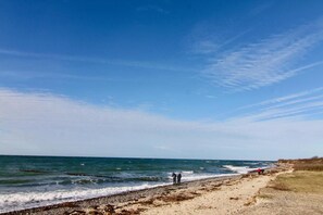 On the beach - Apartment 'Haus Annelie Fewo 01' with Private Terrace, Shared Garden and Wi-Fi (Dranske)