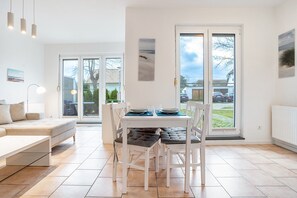 TV - Apartment 'Haus Annelie Fewo 01' with Private Terrace, Shared Garden and Wi-Fi (Dranske)