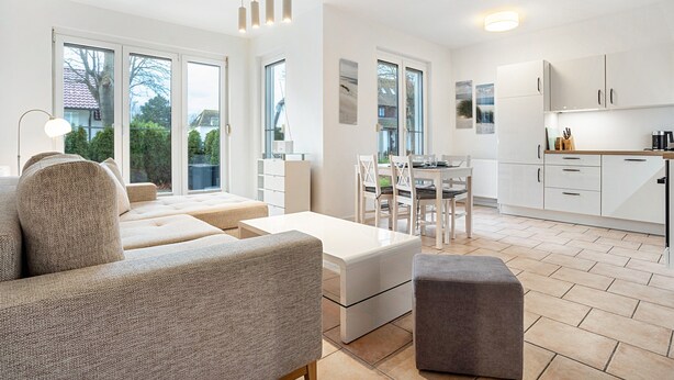 Un appartamento moderno con zona soggiorno, sala da pranzo e cucina.