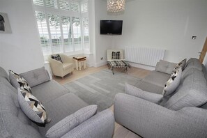 TV - 4 Bed in Mumbles (oc-hh53) (The Mumbles)
