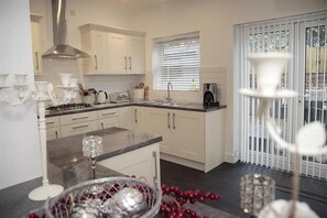 Oven, dishwasher, cookware/dishes/utensils - 4 Bed in Mumbles (oc-hh53) (The Mumbles)