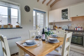 Oven, dishwasher, cookware/dishes/utensils