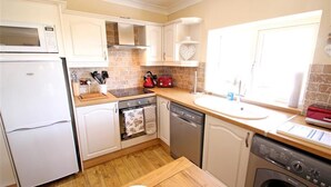 Oven, dishwasher, cookware/dishes/utensils - 1 Bed in Gower (oc-hh80) (Oxwich)