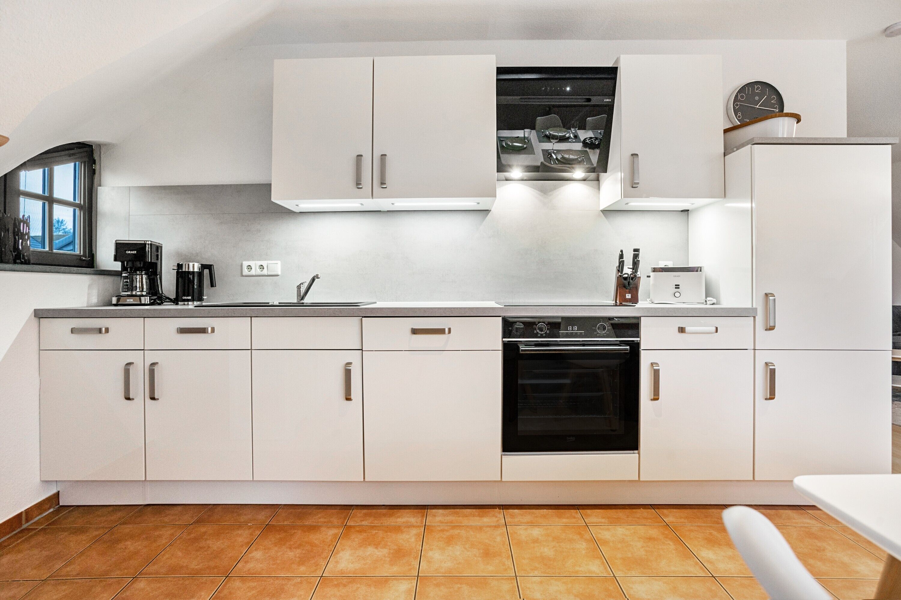 Fridge, oven, stovetop, dishwasher