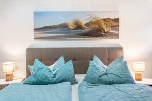 2 bedrooms, WiFi, bed sheets - Apartment '6 Jasmund' with Lake View, Private Terrace and Wi-Fi (Sellin)