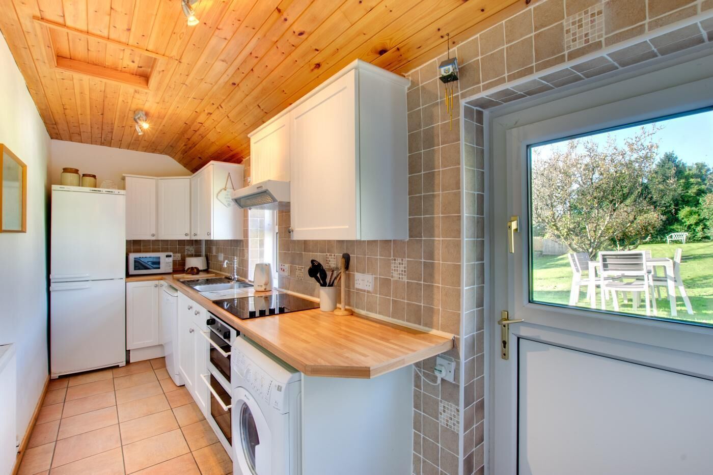 Microondas, horno, lavavajillas y trona infantil