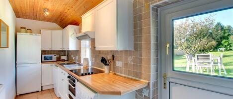 Microondas, horno, lavavajillas y trona infantil