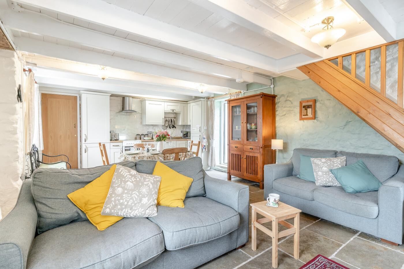 Televisión y chimenea 