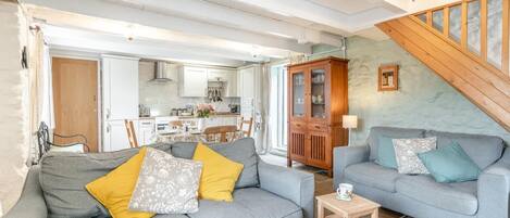 Televisión y chimenea