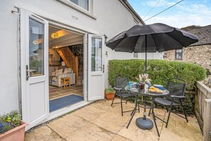 Outdoor dining - 1 Bed in Swansea (oc-hh404) (Llanmadoc)