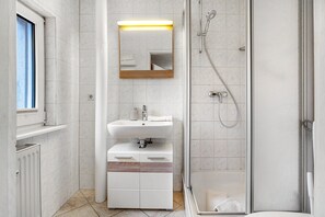 Shower, hair dryer, towels - Apartment '4 Leuchtturm' with Shared Garden, Balcony and Wi-Fi (Seedorf)