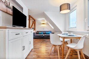 Dining - Apartment '4 Leuchtturm' with Shared Garden, Balcony and Wi-Fi (Seedorf)