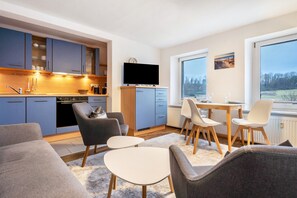 TV - Apartment '1 Havelland' with Lake View, Private Terrace and Wi-Fi (Sellin)