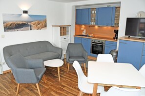 TV - Apartment '1 Havelland' with Lake View, Private Terrace and Wi-Fi (Sellin)