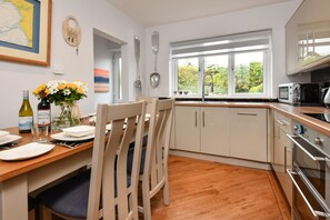 Microwave, oven, dishwasher, cookware/dishes/utensils - 3 Bed in Abersoch (oc-78caed) (Abersoch)