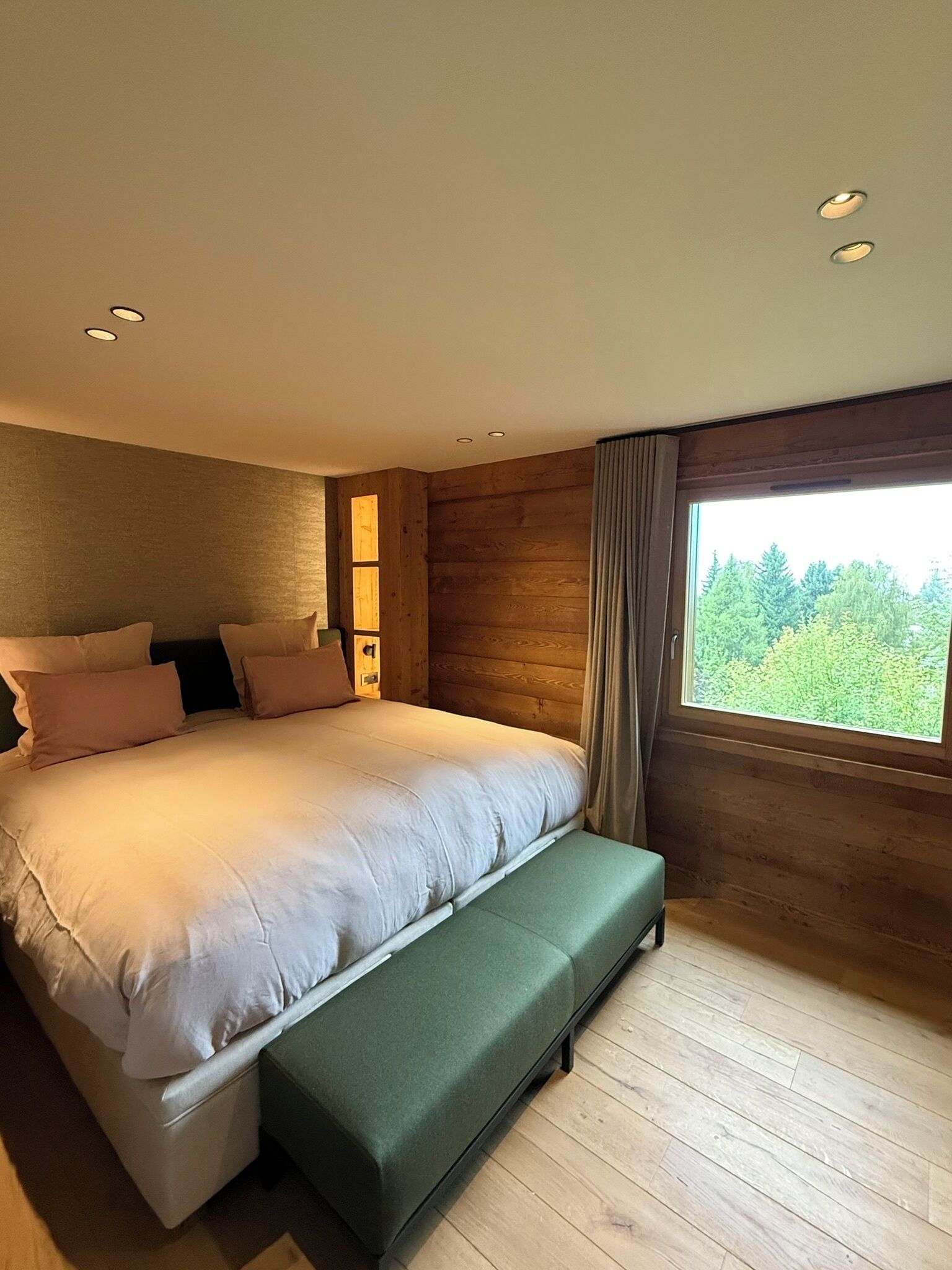 4 chambres, bureau, fer et planche à repasser, lit parapluie