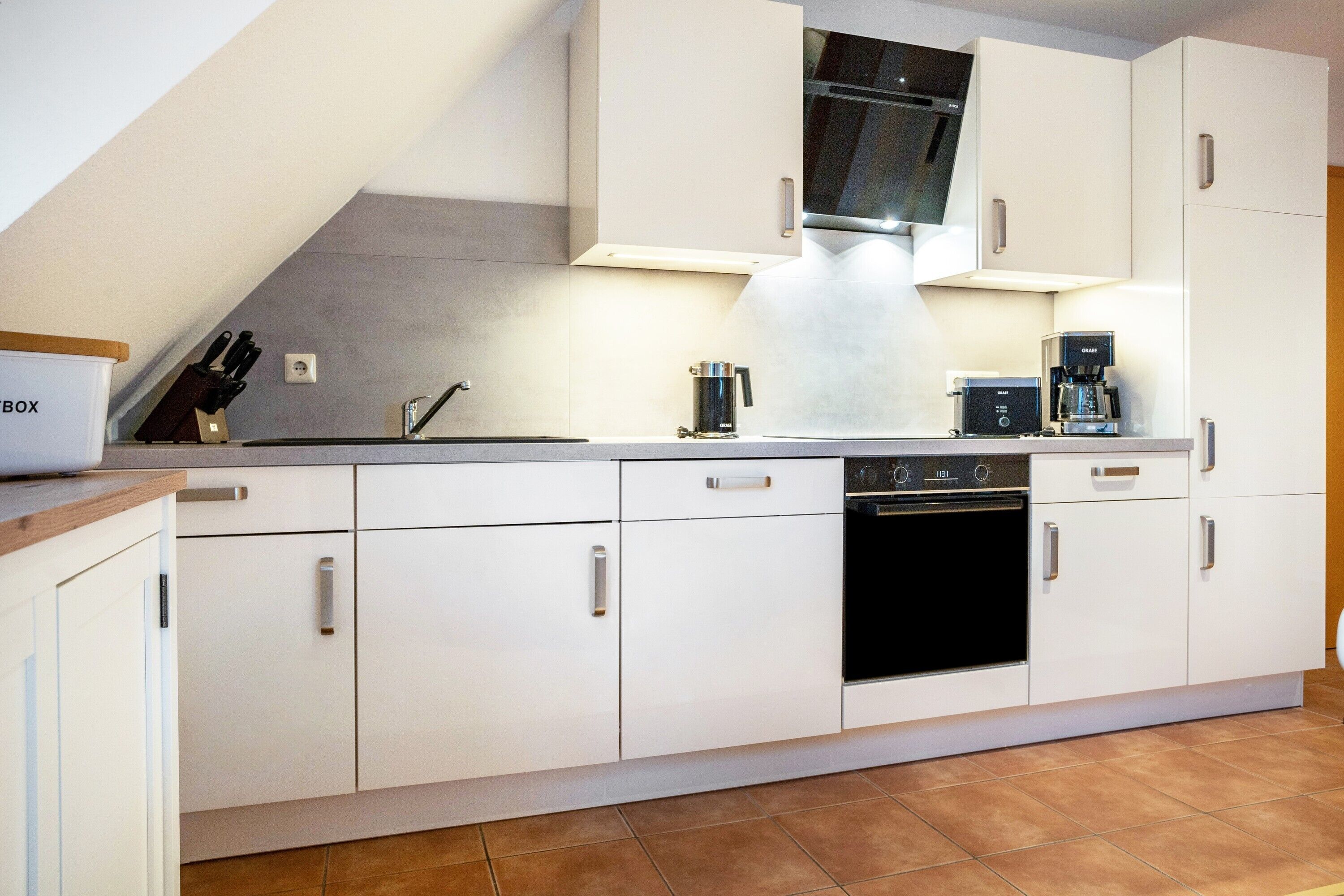 Frigorifero, forno, piano cottura, lavastoviglie