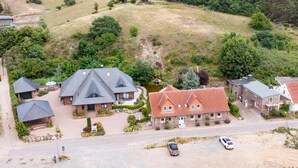 A residential area with houses, a driveway, and a car. - Apartment 'Ferienwohnung 5 Seebrücke' with Lake View, Private Terrace and Wi-Fi (Sellin)
