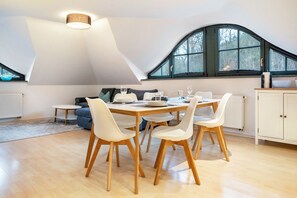 Dining - Apartment 'Ferienwohnung 5 Seebrücke' with Lake View, Private Terrace and Wi-Fi (Sellin)