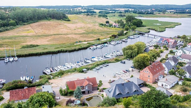 A marina with boats docked, a bridge, and residential buildings. - Apartment 'Ferienwohnung 5 Seebrücke' with Lake View, Private Terrace and Wi-Fi (Sellin)