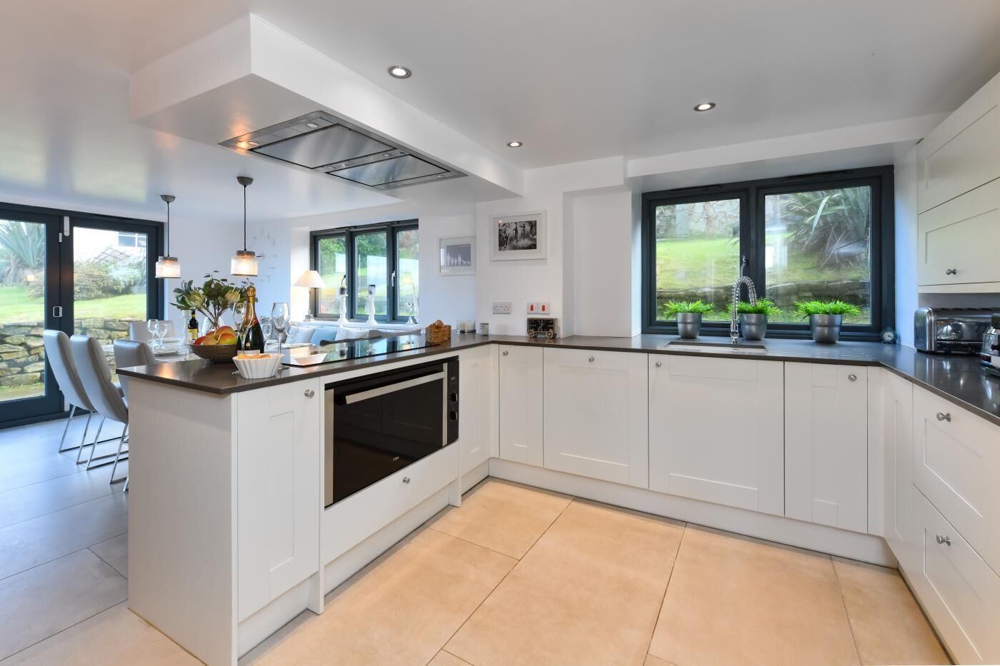 Ovn, oppvaskmaskin, høy barnestol og kjøkkenutstyr