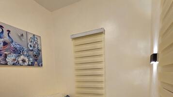 Tabla de planchar con plancha, wifi y ropa de cama