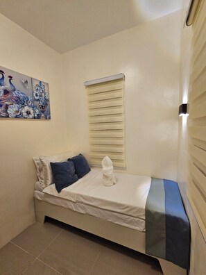 Planxa i posts de planxar, wifi i roba de llit 