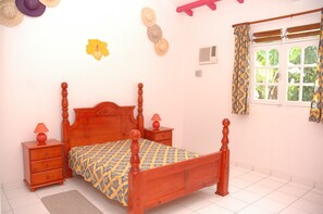 4 bedrooms, iron/ironing board, WiFi, bed sheets - Top Vacances villa rentals with swimming pool, Bungalows 4 km from the Beach (Saint-François)