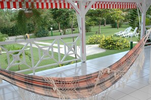 Terrace/patio - Top Vacances villa rentals with swimming pool, Bungalows 4 km from the Beach (Saint-François)