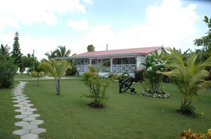 Property grounds - Top Vacances villa rentals with swimming pool, Bungalows 4 km from the Beach (Saint-François)