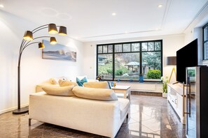 Télévision, cheminée