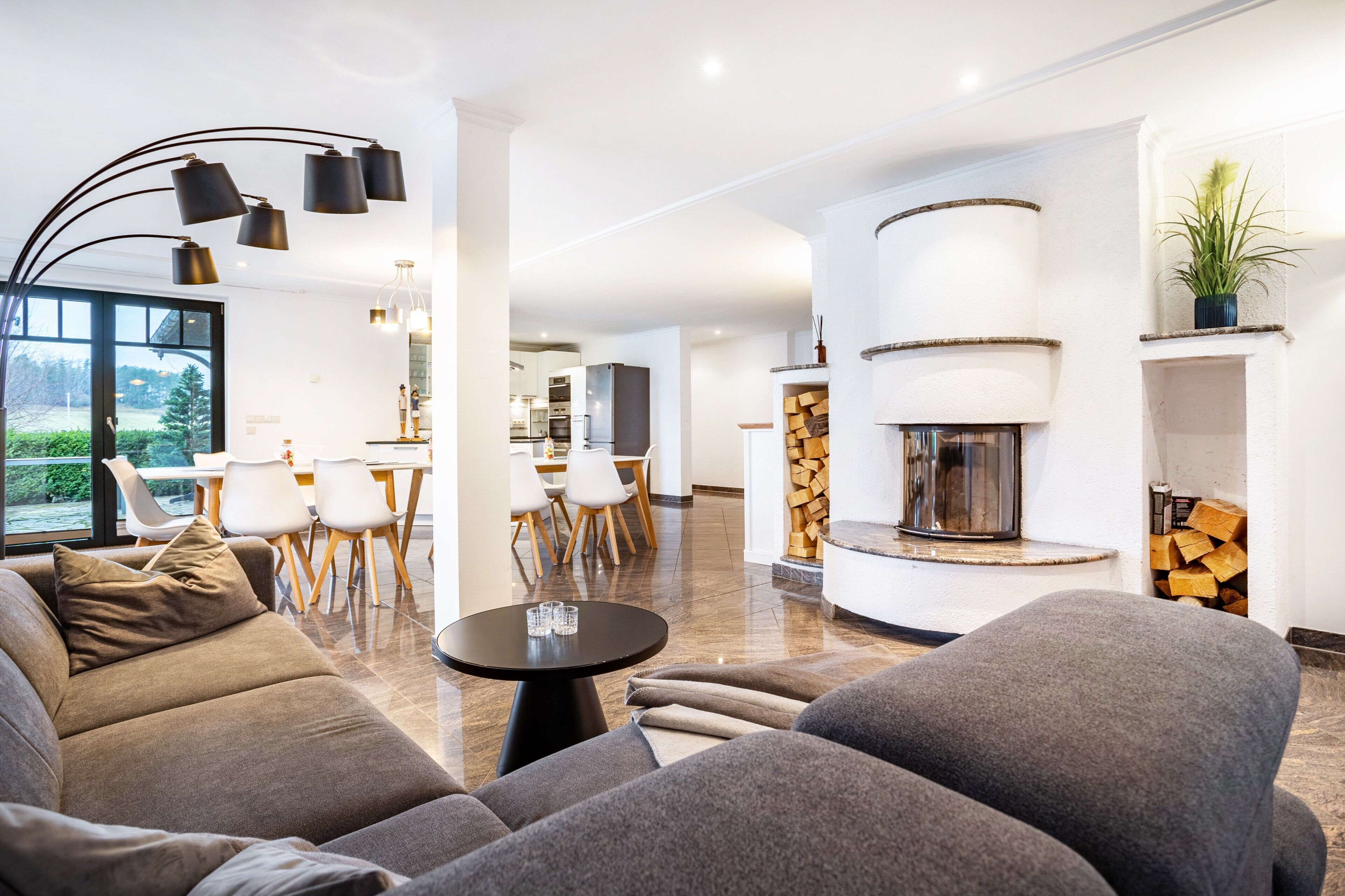TV, fireplace