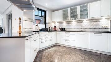 KĂŒhlschrank, Ofen, Herdplatte, GeschirrspĂŒler