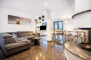 TV, fireplace - Apartment '9 Suite Seedorf' with Lake View, Private Terrace and Wi-Fi (Seedorf)