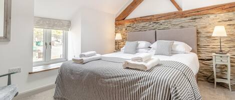 3 habitaciones, tabla de planchar con plancha y cuna de viaje