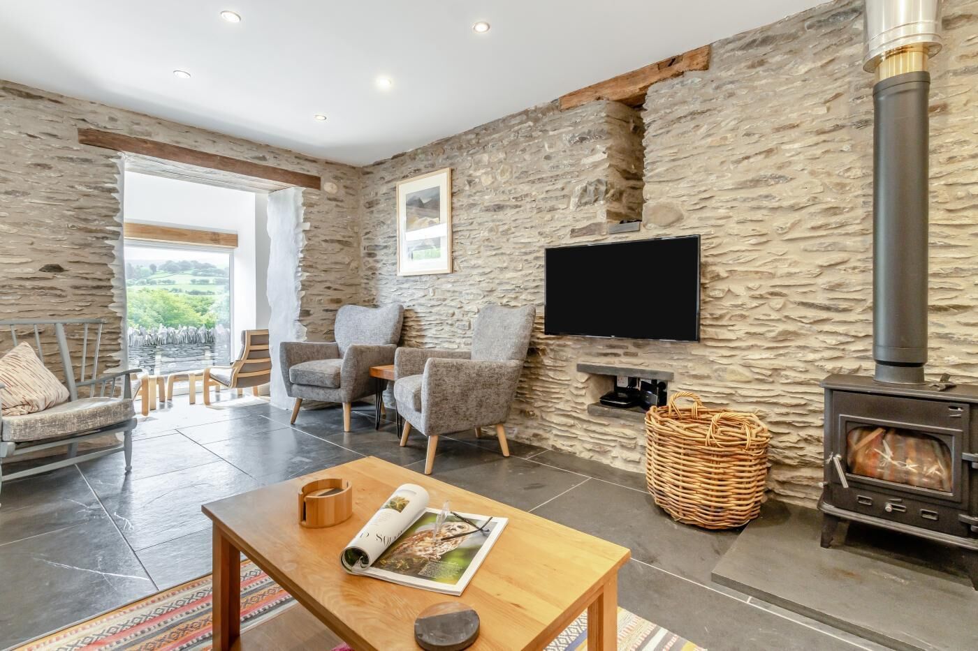 Televisión y chimenea 