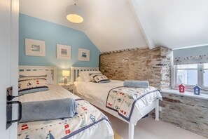 3 habitaciones, tabla de planchar con plancha y cuna de viaje 