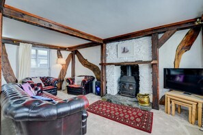 TV, fireplace - 4 Bed in Looe (oc-l30047) (Looe)